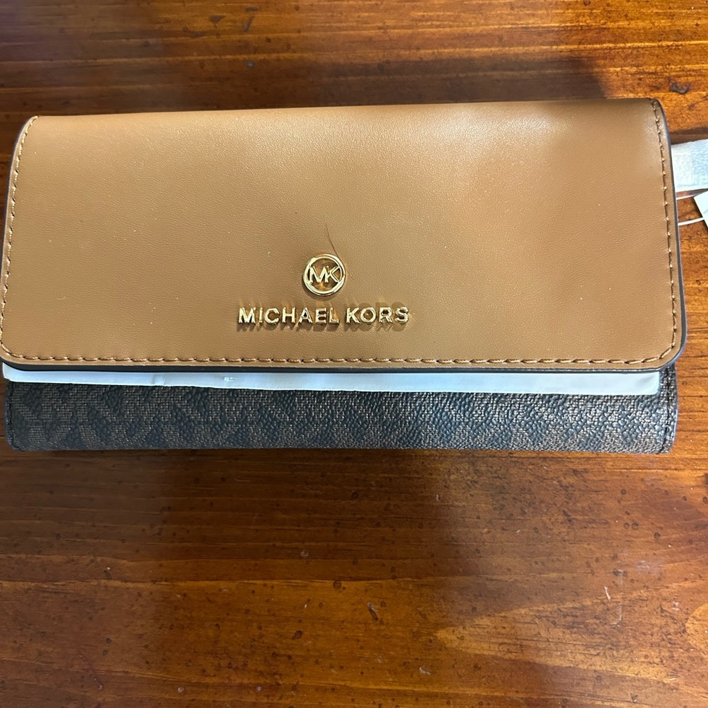 New with tags Michael KORS trifold wallet. With tags and initial packing.
